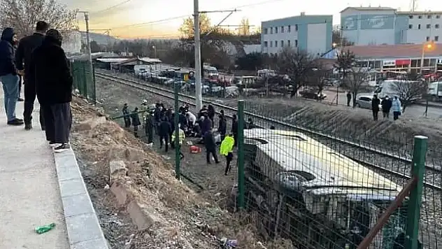 Servis midibüsü devrildi: 15 işçi yaralandı