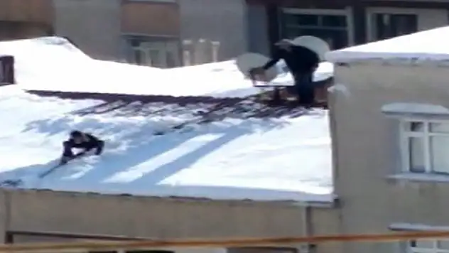 Çocuğu iple bağlayıp çatıdaki karı temizletti