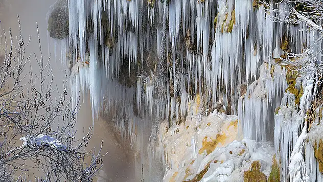 Konya'daki Yerköprü Şelalesi'nden kış ortasında buhar çıkıyor