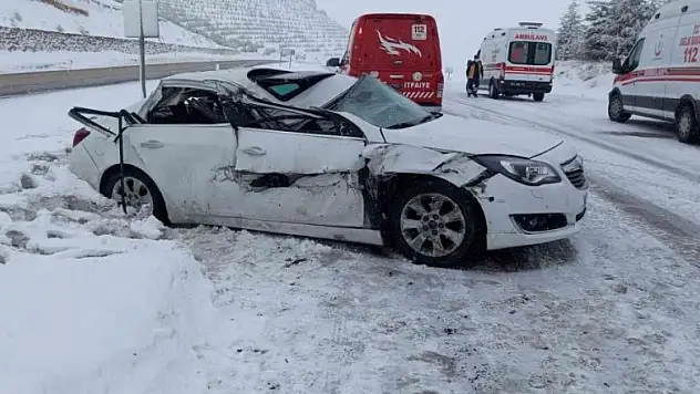 Otomobil park halindeki tıra çarptı: 3 yaralı