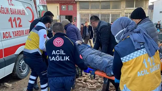 Deprem enkazında değil, duvar enkazı altında kaldı