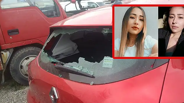 İki genç kız, kırmızı ışıkta çapraz ateşe tutulmuş