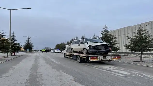 Karaman'da işçileri taşıyan minibüsün tıra çarptığı kazada 8 kişi yaralandı