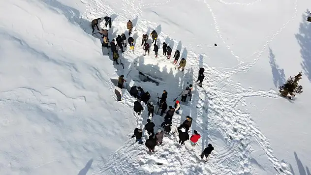 Konya'da bin 700 rakımdaki Cula Deliği'ne kar dolduruldu