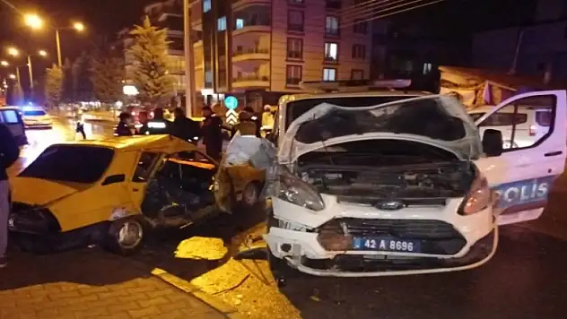 Konya'da polis aracı ile otomobilin çarpıştı: 4 kişi yaralı