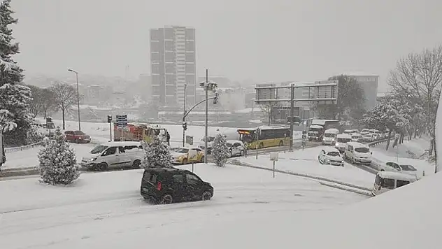 İstanbul'da toplu taşıma araçları ve otomobiller karlı yollarda kaldı