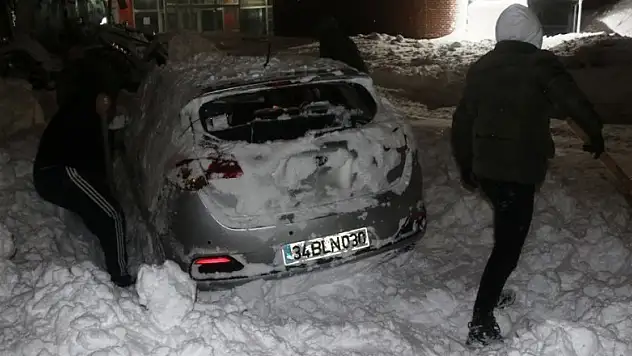 Öğretmenevi bahçesine çığ düştü: 7 araç kara gömüldü