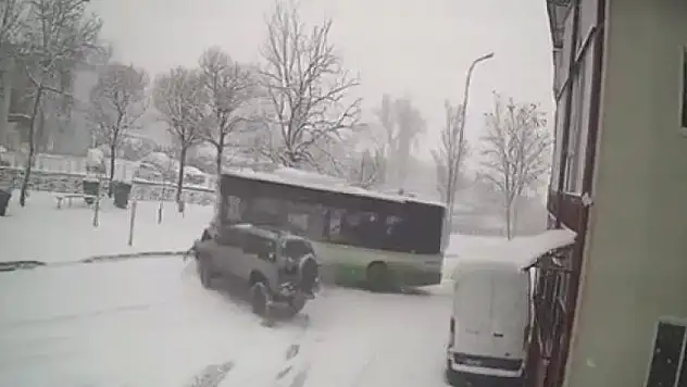 Kayan arazi aracı halk otobüsüne kafadan çarptı..Yolcular ölümden döndü