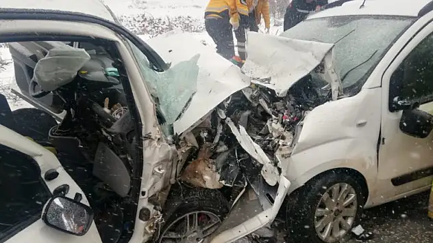 Mardin'de iki araç kafa kafaya çarpıştı: 3 ölü, 8 yaralı