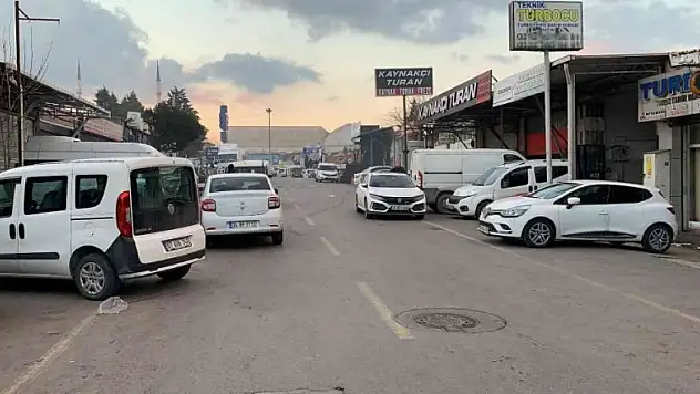 50 tonluk kamyonu elleri ile durdurmaya çalıştı, ezilmekten son anda kurtuldu