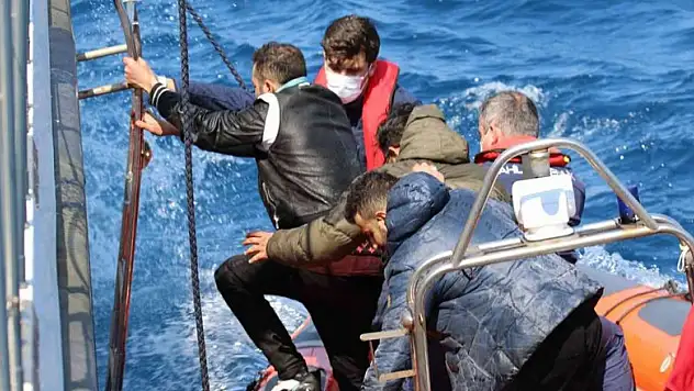 Yunanlıların ölüme ittiği göçmenlerin botu karaya sürüklendi