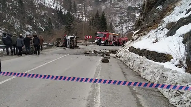 Kaya parçası yoldan geçen aracın üzerine düştü: 4 ölü