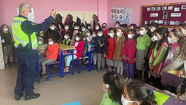 Okullarda trafik eğitimleri devam ediyor