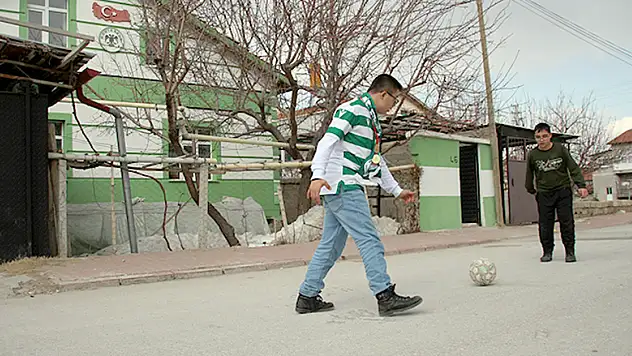 Down sendromlu Ebubekir 'yeşil beyaz hayatı' ile neşe saçıyor