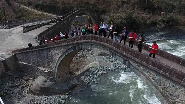 Tarihi Çifte Köprüler'de kitap okuma etkinliği düzenlendi