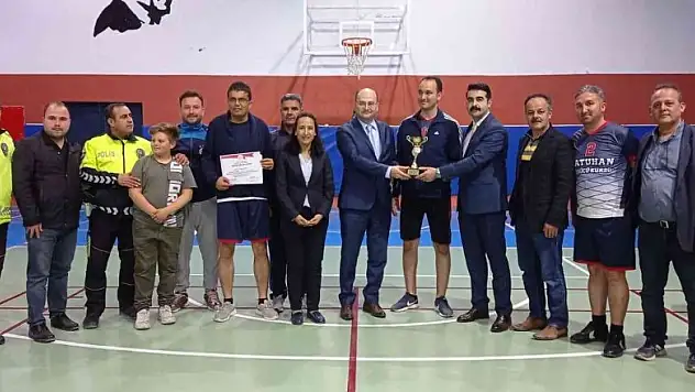 Bozyazı'da kurumlar arası voleybol turnuvası sona erdi