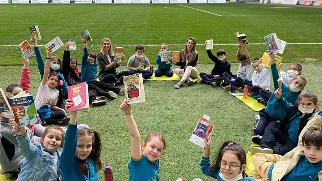 Şehrin birçok noktasında eş zamanlı kitap okudular