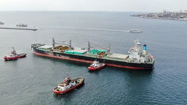Haydarpaşa Limanı açıklarında, yük gemisi karaya oturdu