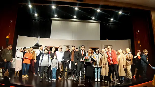  'Naaş-ı Muhteremler' isimli tiyatro oyunu seyircisi ile buluşacak