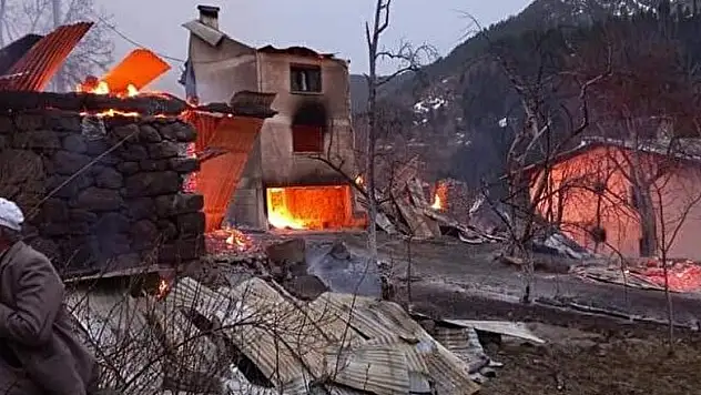 Artvin'de 6 ev yandı 1 ölü, 1 kayıp