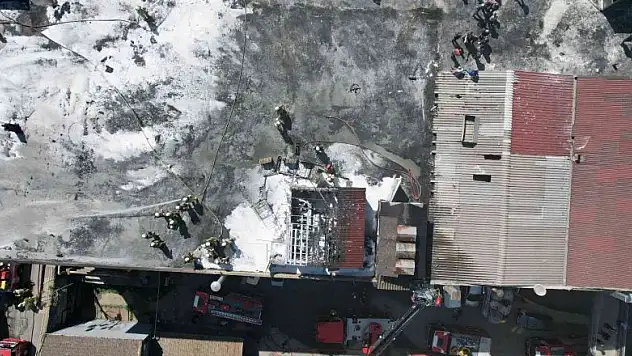 Bayrampaşa'da sanayi sitesinin çatısında bulunan depo alev alev yandı