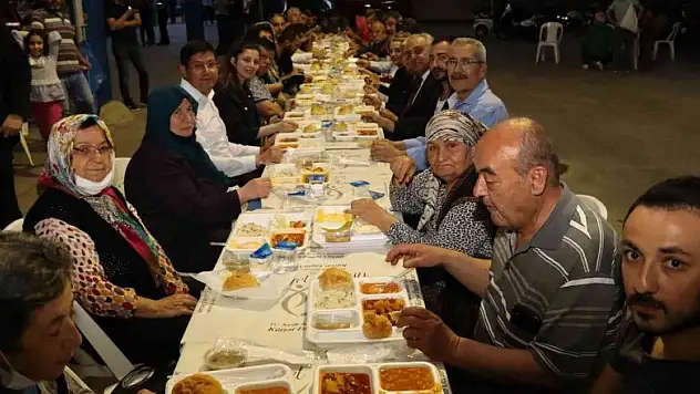 Nazilli'de 10 binlerce kişi aynı sofrada buluşuyor