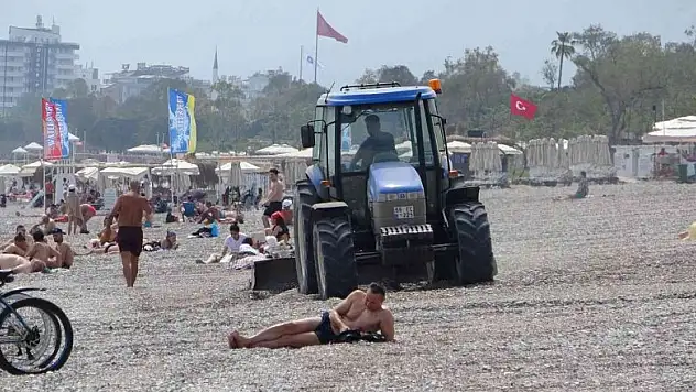 Dünyaca ünlü sahil, traktörlerle tarla gibi sürülüp sezona hazırlanıyor