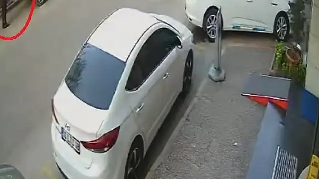 Kamyonetin bagajını açarken şoku yaşadı...Yanındaki kişi ölümden döndü