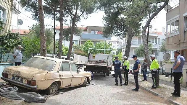 Ayvalık'ta cadde ve sokaklar hurda araçlardan temizleniyor