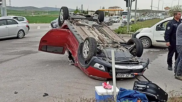 Kırmızı ışıkta bekleyen araca çarpan otomobil ters döndü: 3'ü çocuk 4 yaralı