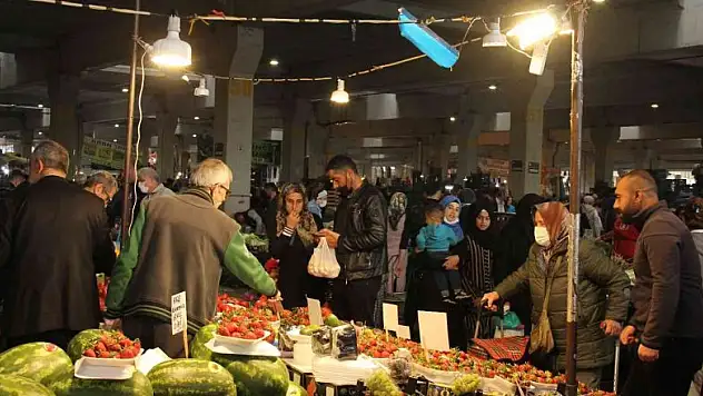 Bayram alışverişi pazarda adım atacak yer bırakmadı