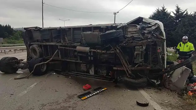 Bursa'da kontrolden çıkan kamyon yan yattı: 1 yaralı