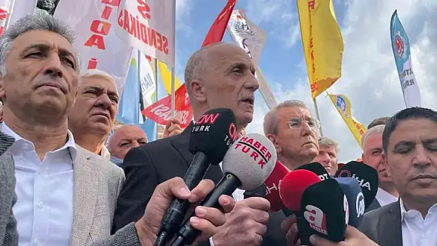 Türk-İş, Taksim'e çelenk bıraktı