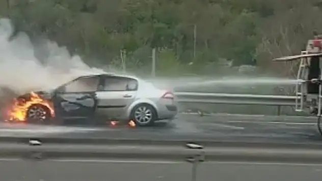 Bilecik'te seyir halindeki araç alev alev yandı