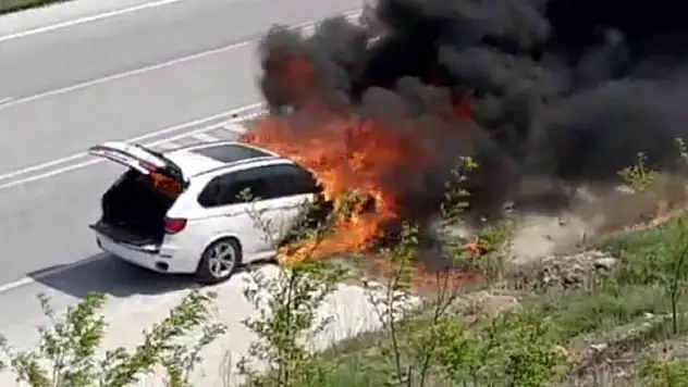 Bursa'da otomobil alev alev yandı