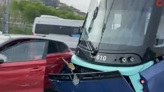 Raylara giren otomobile tramvay çarptı