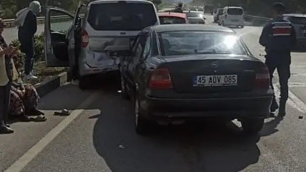 Manisa'da 3 araç birbirine girdi: 5 yaralı