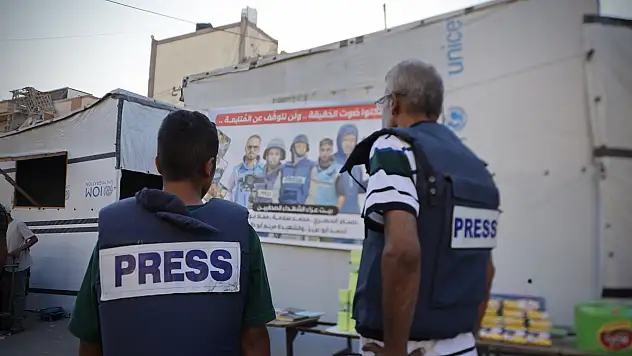 62 yaşındaki gazeteci mesleğini yeğenine öğretiyor