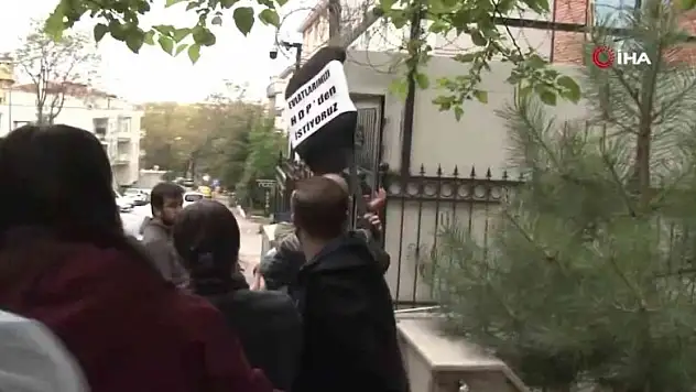 Evlat nöbeti tutan babalar HDP Genel Merkezi'ne siyah çelenk bıraktı