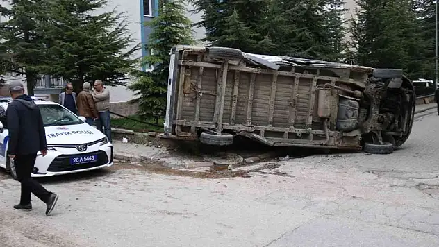 Yolcu minibüsünün çarptığı panelvan araç bahçe duvarına devrildi