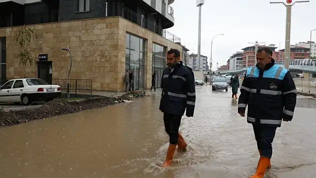 Başkan Şerifoğulları yağış sonrası sahaya inerek incelemelerde bulundu