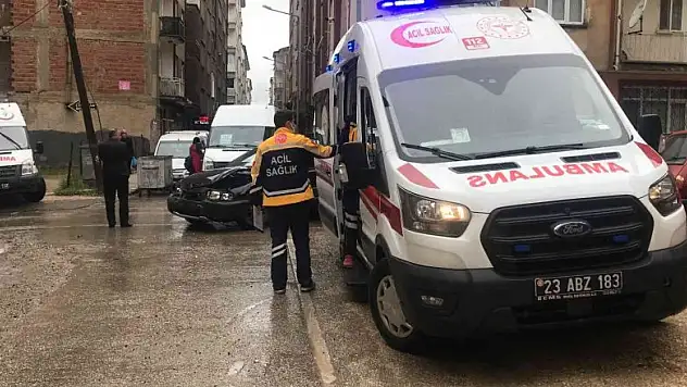 Elazığ'da minibüs ile otomobil çarpıştı: 3 yaralı