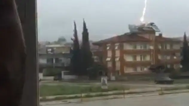 Yağmuru çekerken binanın üzerine yıldırım düştü