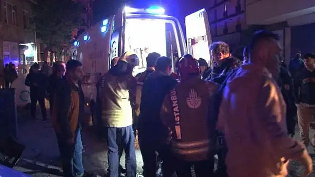 Çekmeköy'de 2 otomobil kafa kafaya çarpıştı: Otomobil dükkana daldı, 3 yaralı