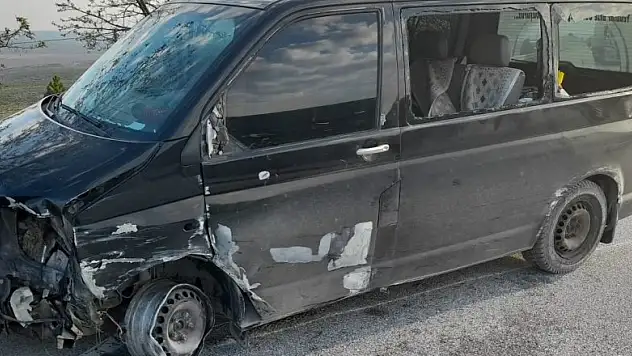 Bariyerlere çarpan minibüste 1 kişi öldü, 2'si çocuk 3 kişi yaralandı