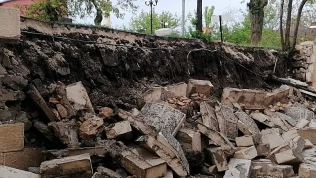 Elazığ'da şiddetli yağış nedeniyle istinat duvarı çöktü