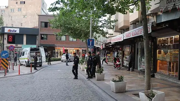 Bacağına saplanan bıçakla kaçıp canını kurtarmaya çalıştı