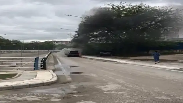 Seyir halindeki otomobil alev alev yandı