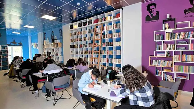 Efeler'de 6'ncı Kitap Kafe açılıyor