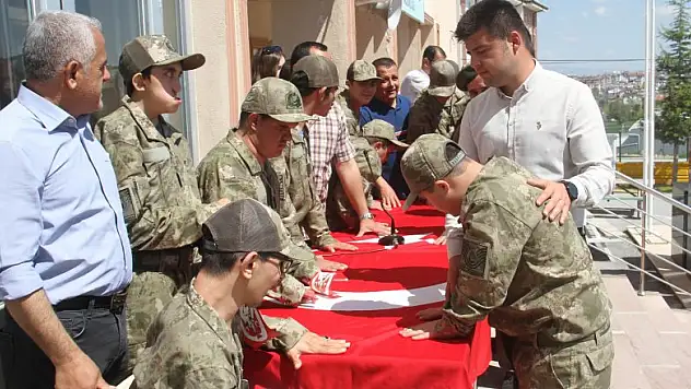 Özel öğrenci kınalı kuzuların temsili askerlik coşkusu